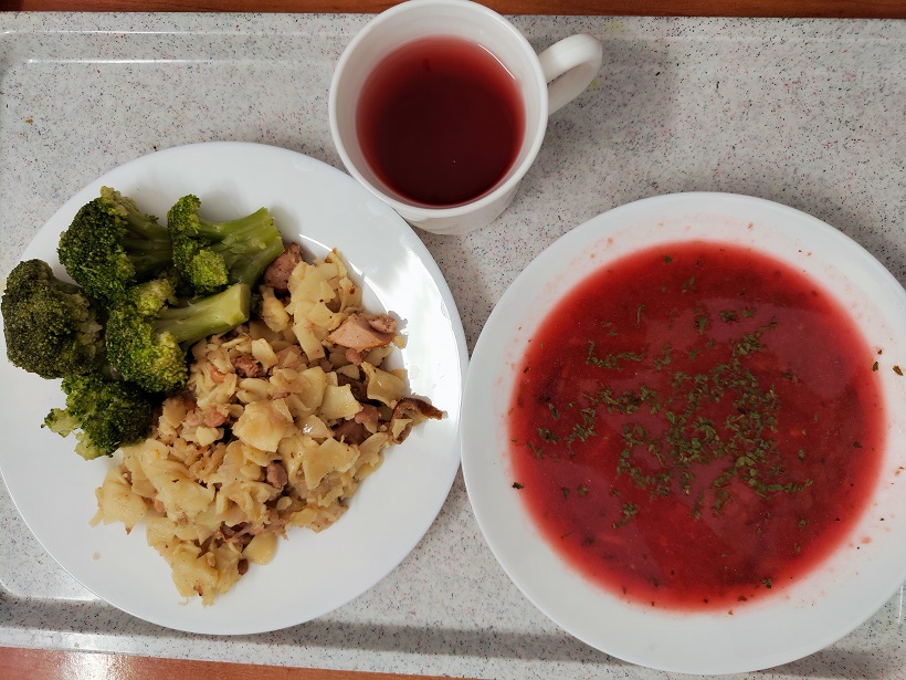 Na zdjęciu znajduje się: Barszcz czerwony z ziemniakami, Łazanki z kapustą i mięsem wieprzowym z łopatki, Kompot owocowy, Brokuł gotowany
